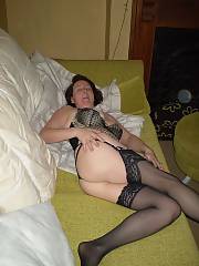 Naughty uk amateur housewife shows off her body and pussy at home on the couch