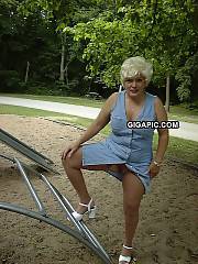 wife exposing twat park
