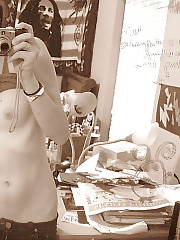 Amateur teen anna loves shooting herself nude.