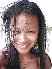 Hot oriental gf showing her pretty tities in a public beach.