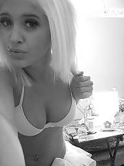 Hot blonde emo teen enjoys selfshot.