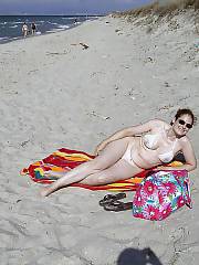 Mamma woman - huge and white ass - on the beach.