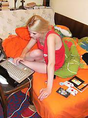 skinny lighthaired teen livecam
