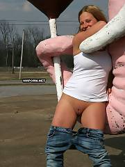 mature spreading legs show