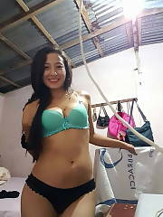 morena brunette hooters