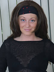 darkhaired undresses pantyhose